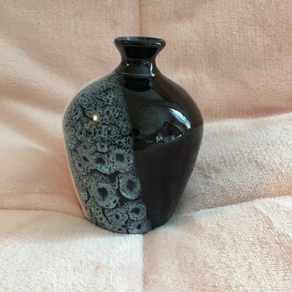 Navy and white ceramic mini vase - Picture 2 of 3